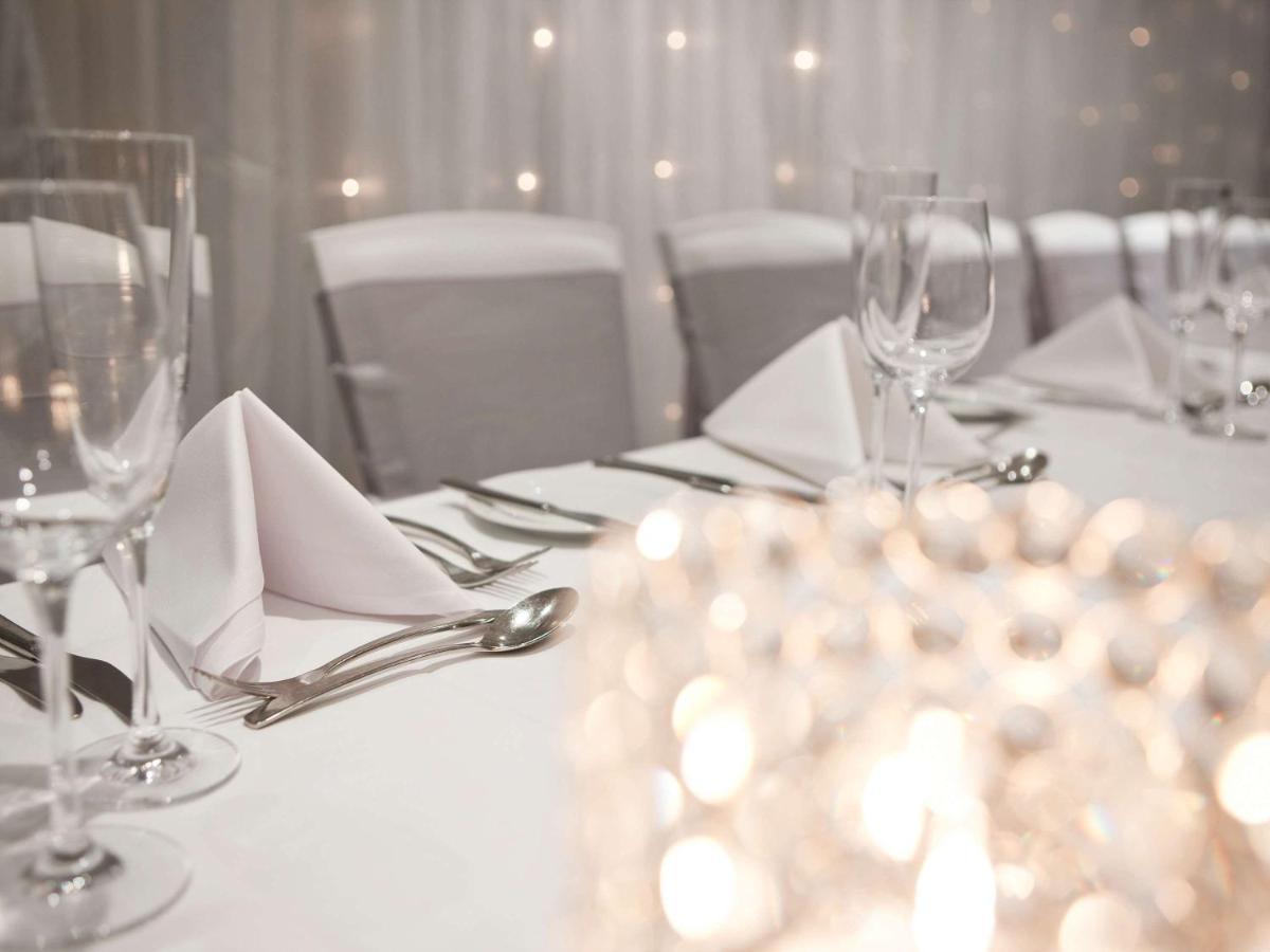 Pullman Sydney Hyde Park Sidney Exterior foto A table set for a formal dinner