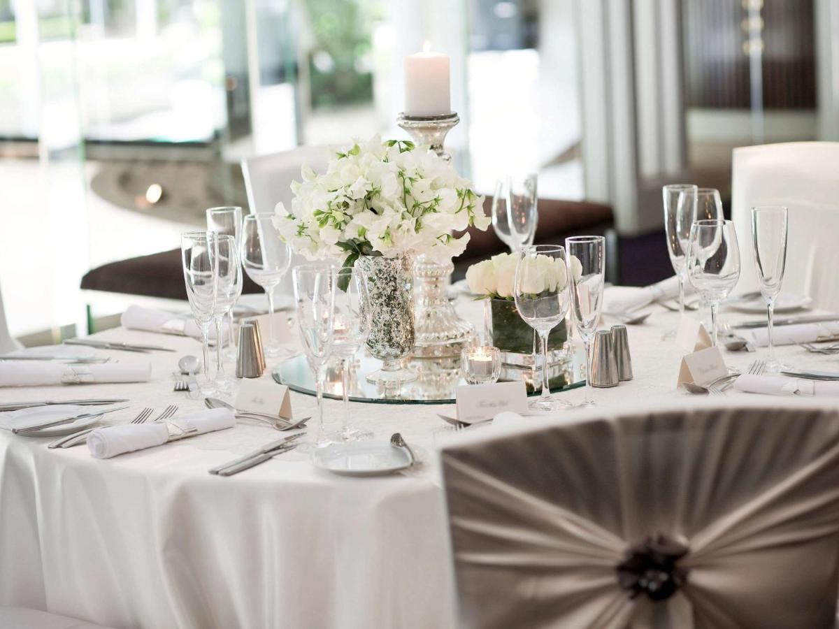 Pullman Sydney Hyde Park Sidney Exterior foto A table set for a formal dinner