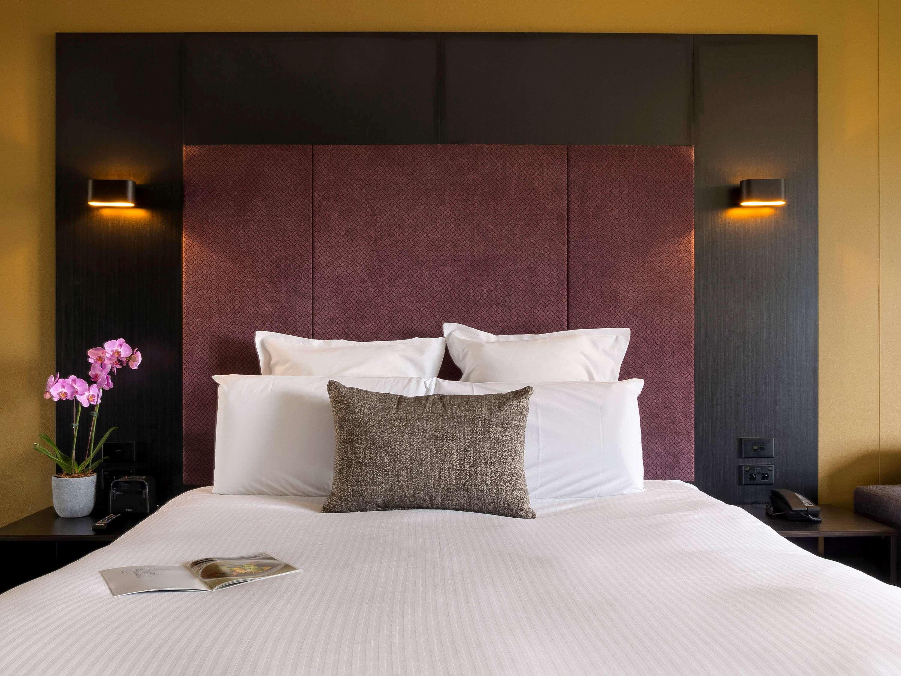 Pullman Sydney Hyde Park Sidney Exterior foto A bedroom at the hotel