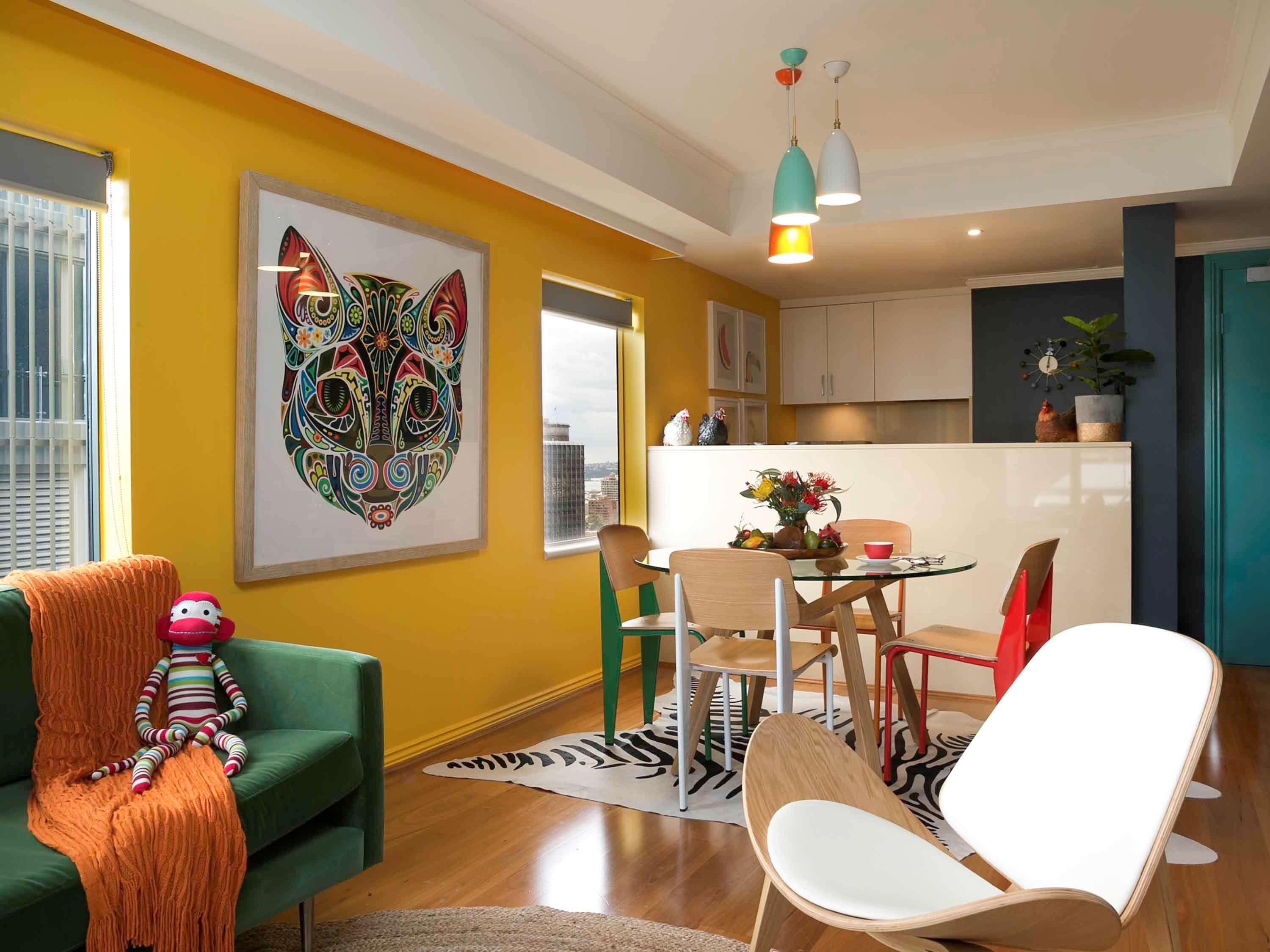 Pullman Sydney Hyde Park Sidney Exterior foto A living room with a kitchen in the background