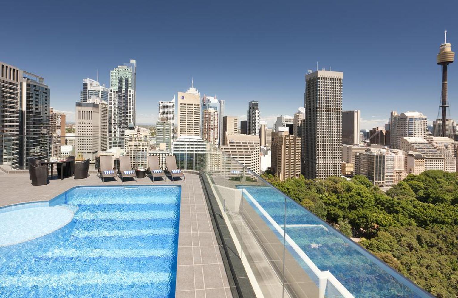 Pullman Sydney Hyde Park Sidney Exterior foto The rooftop pool at the Emporium Hotel South Bank