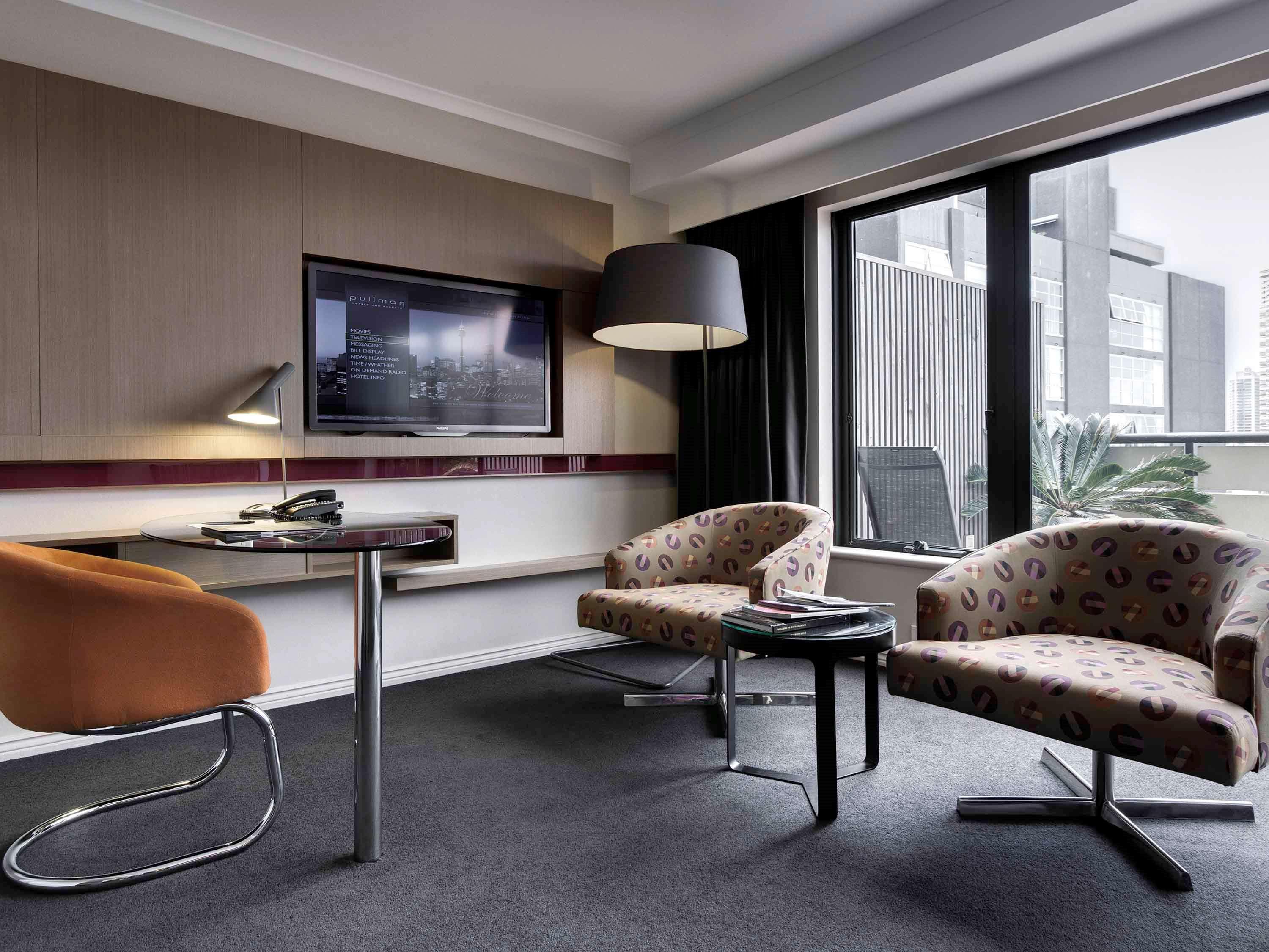 Pullman Sydney Hyde Park Sidney Exterior foto A suite at the hotel