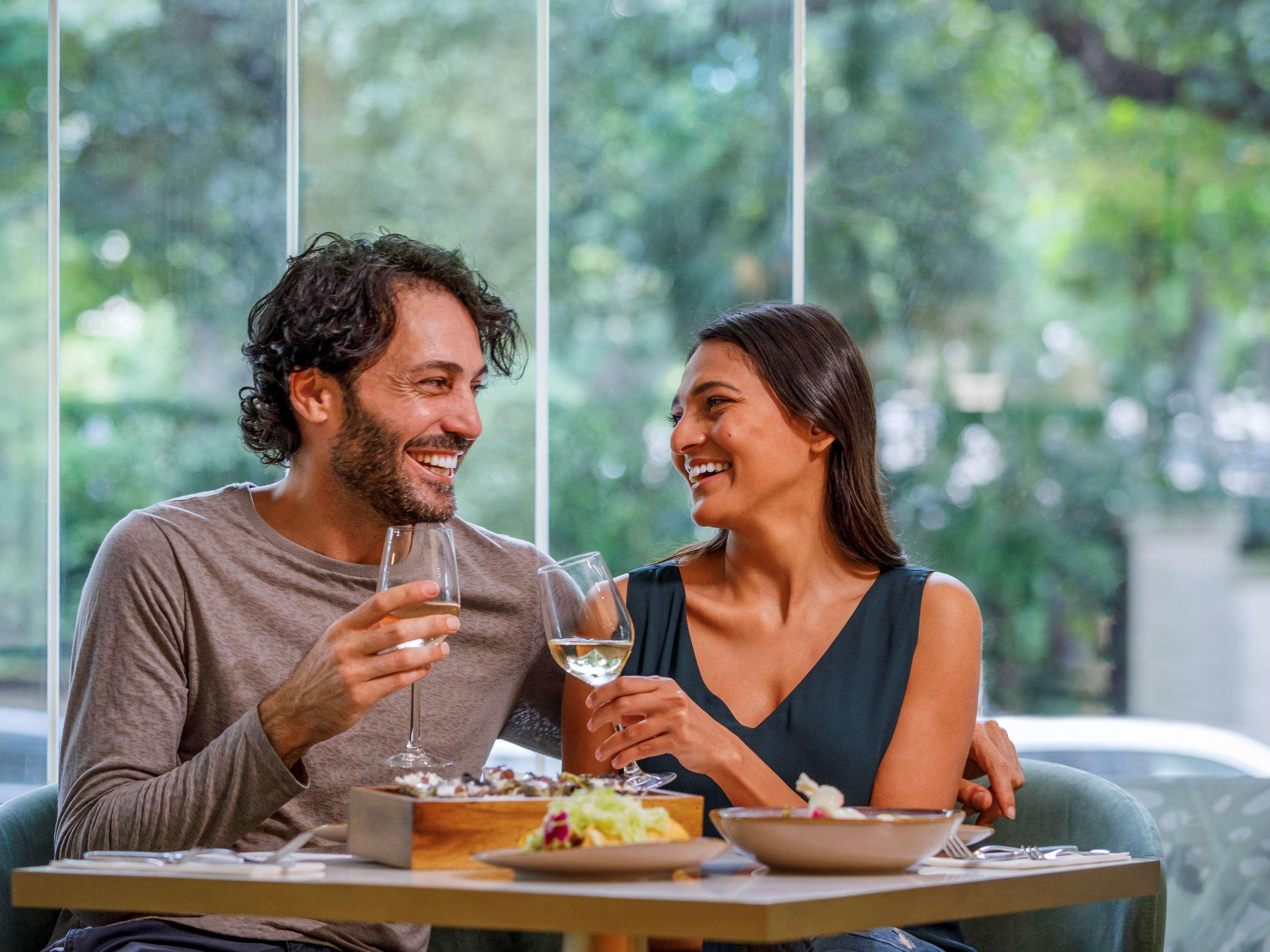 Pullman Sydney Hyde Park Sidney Exterior foto A couple dining together