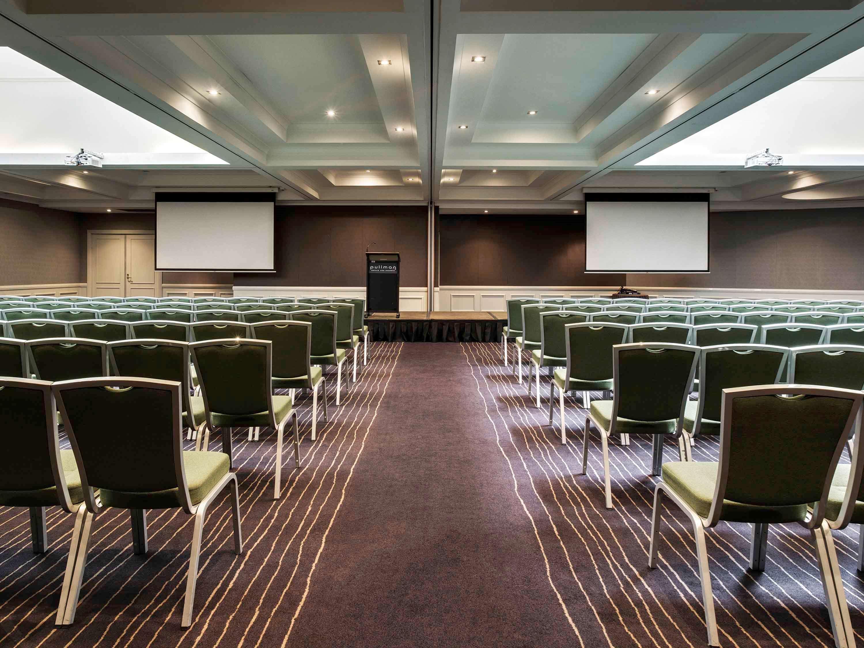 Pullman Sydney Hyde Park Sidney Exterior foto The ballroom at the Crowne Plaza Hotel, Manchester