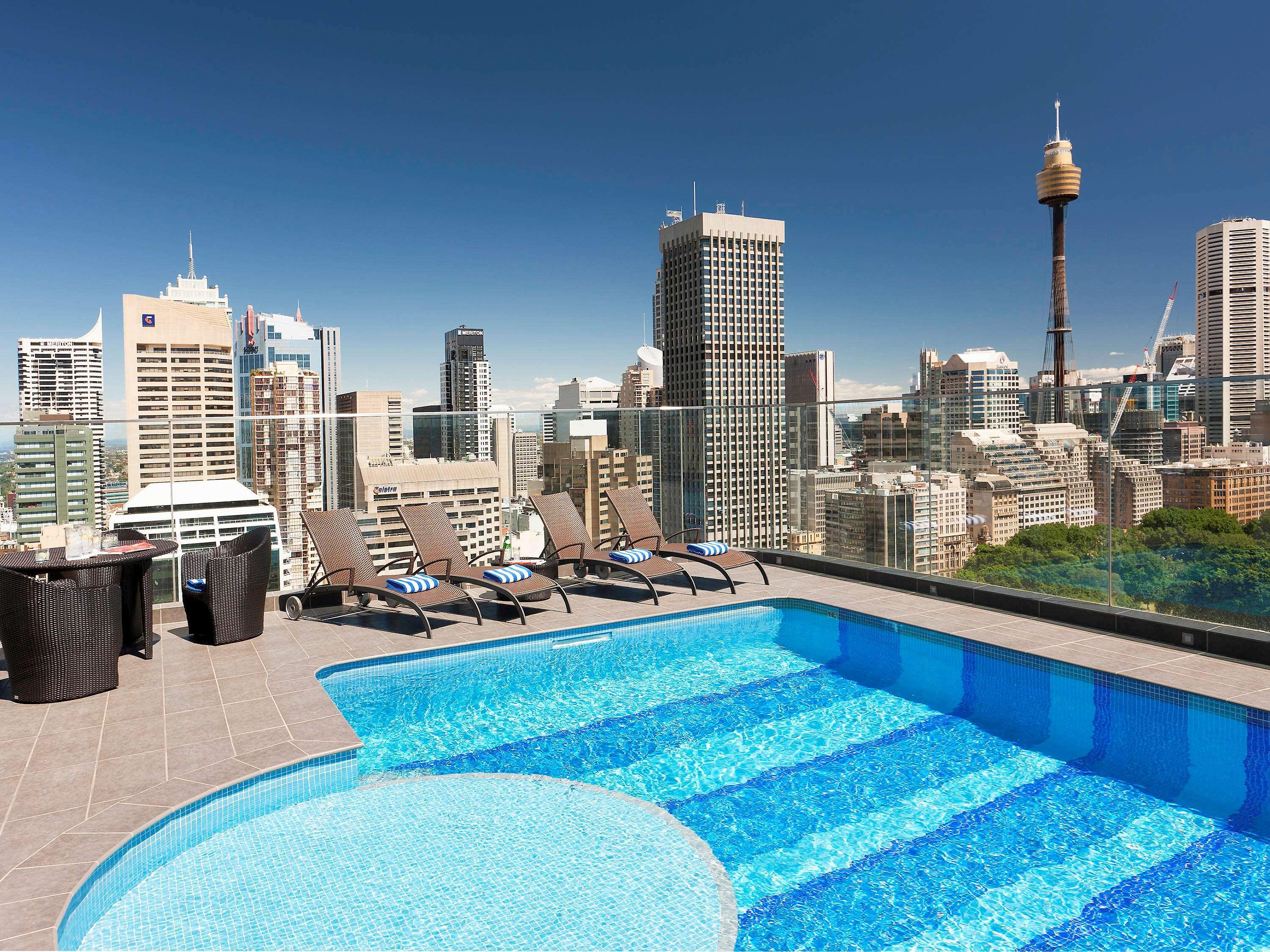Pullman Sydney Hyde Park Sidney Exterior foto The rooftop pool at the hotel