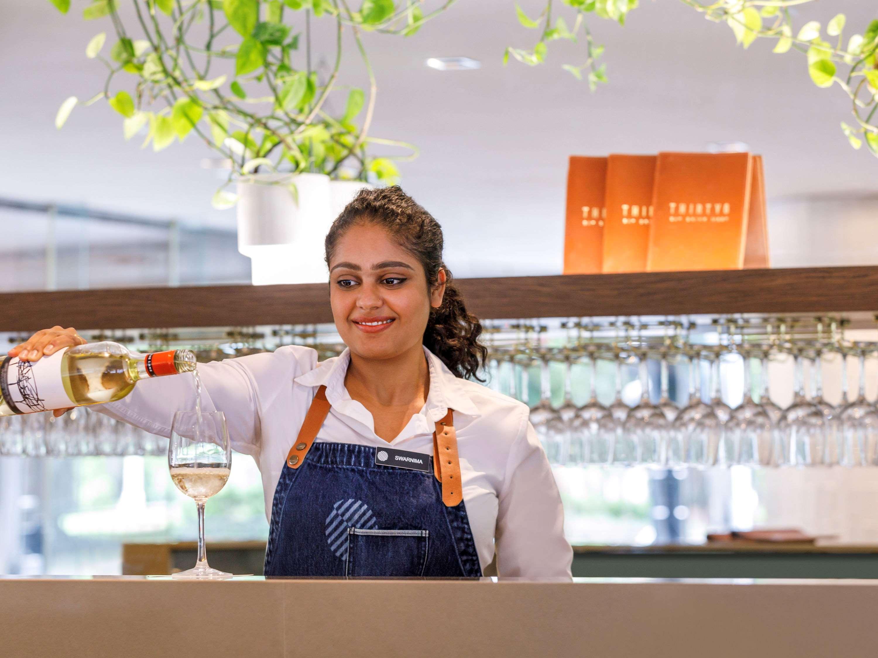 Pullman Sydney Hyde Park Sidney Exterior foto A bartender at work