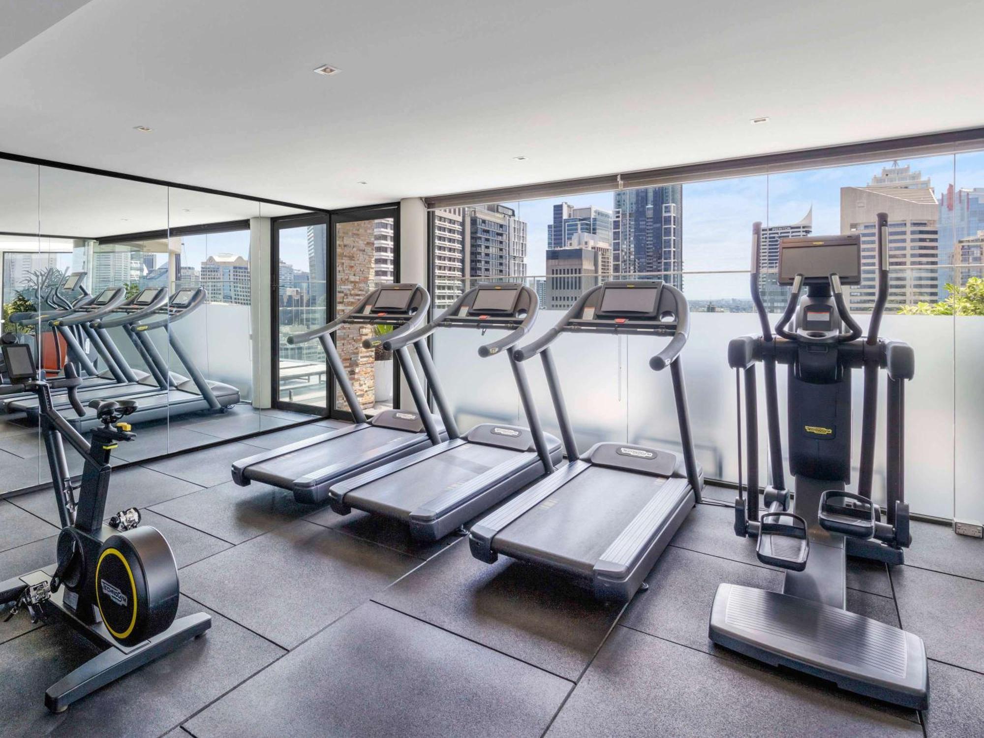 Pullman Sydney Hyde Park Sidney Exterior foto The gym at the hotel