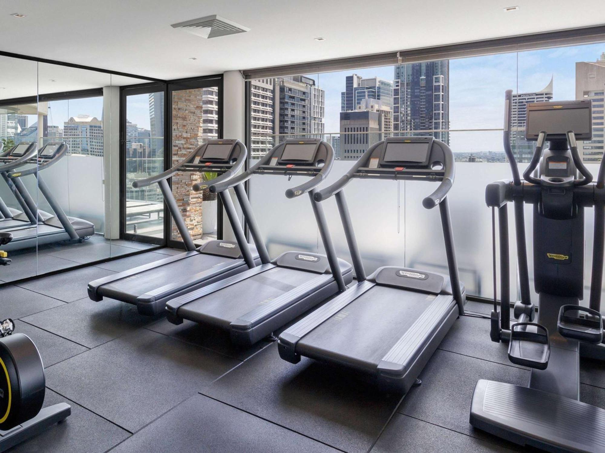 Pullman Sydney Hyde Park Sidney Exterior foto The gym at the hotel