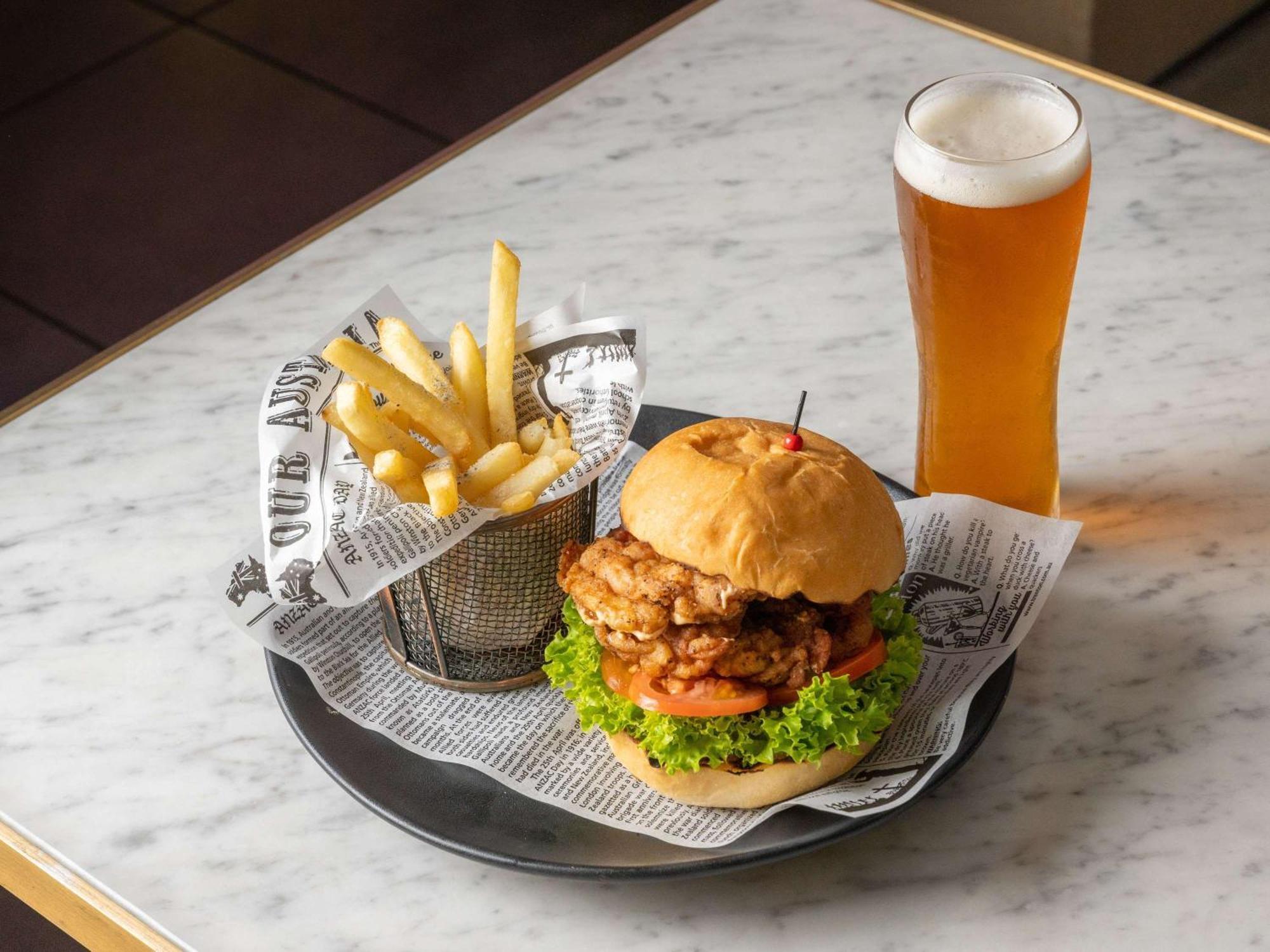 Pullman Sydney Hyde Park Sidney Exterior foto A burger with fries and a beer