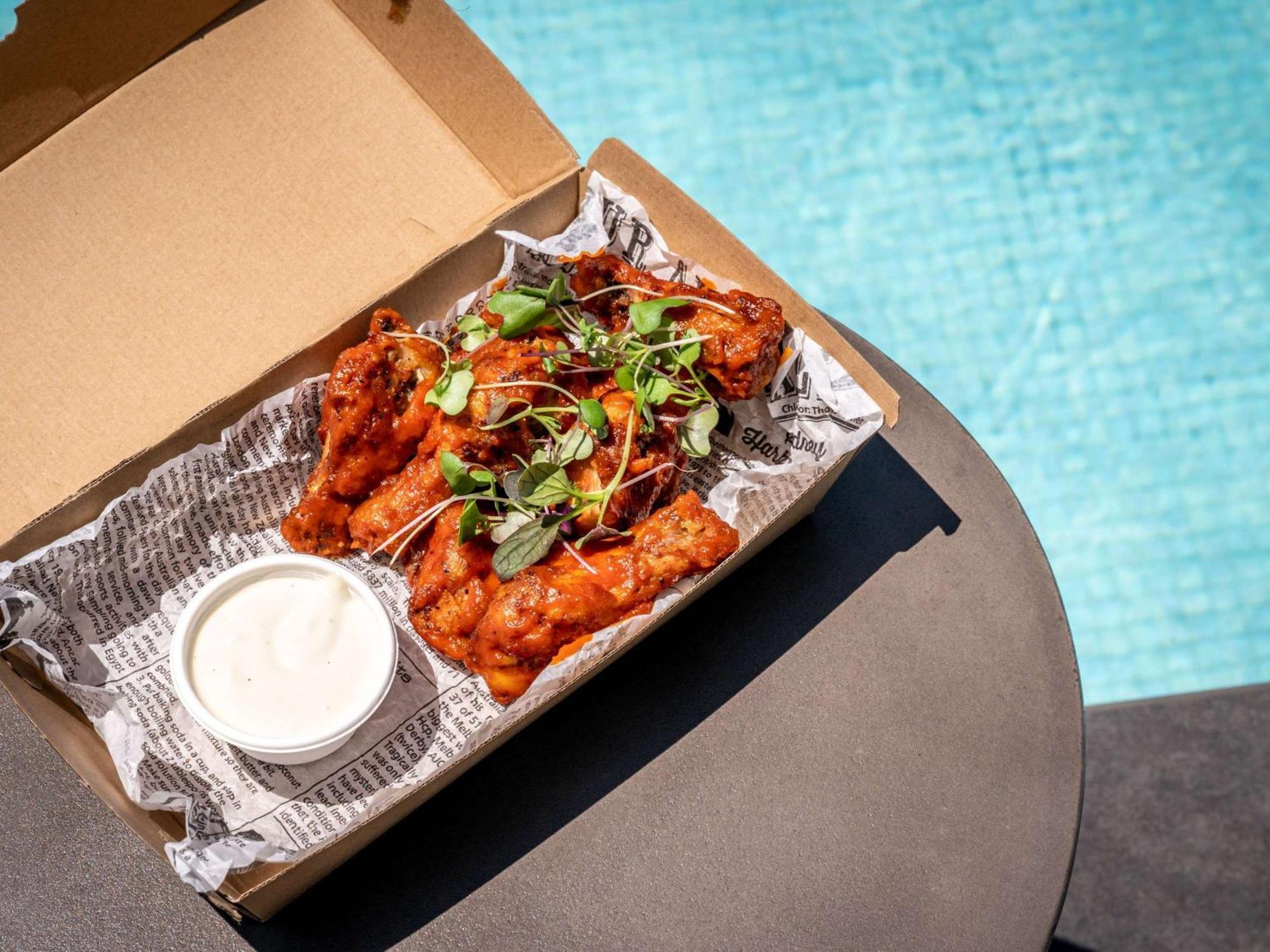 Pullman Sydney Hyde Park Sidney Exterior foto Chicken wings