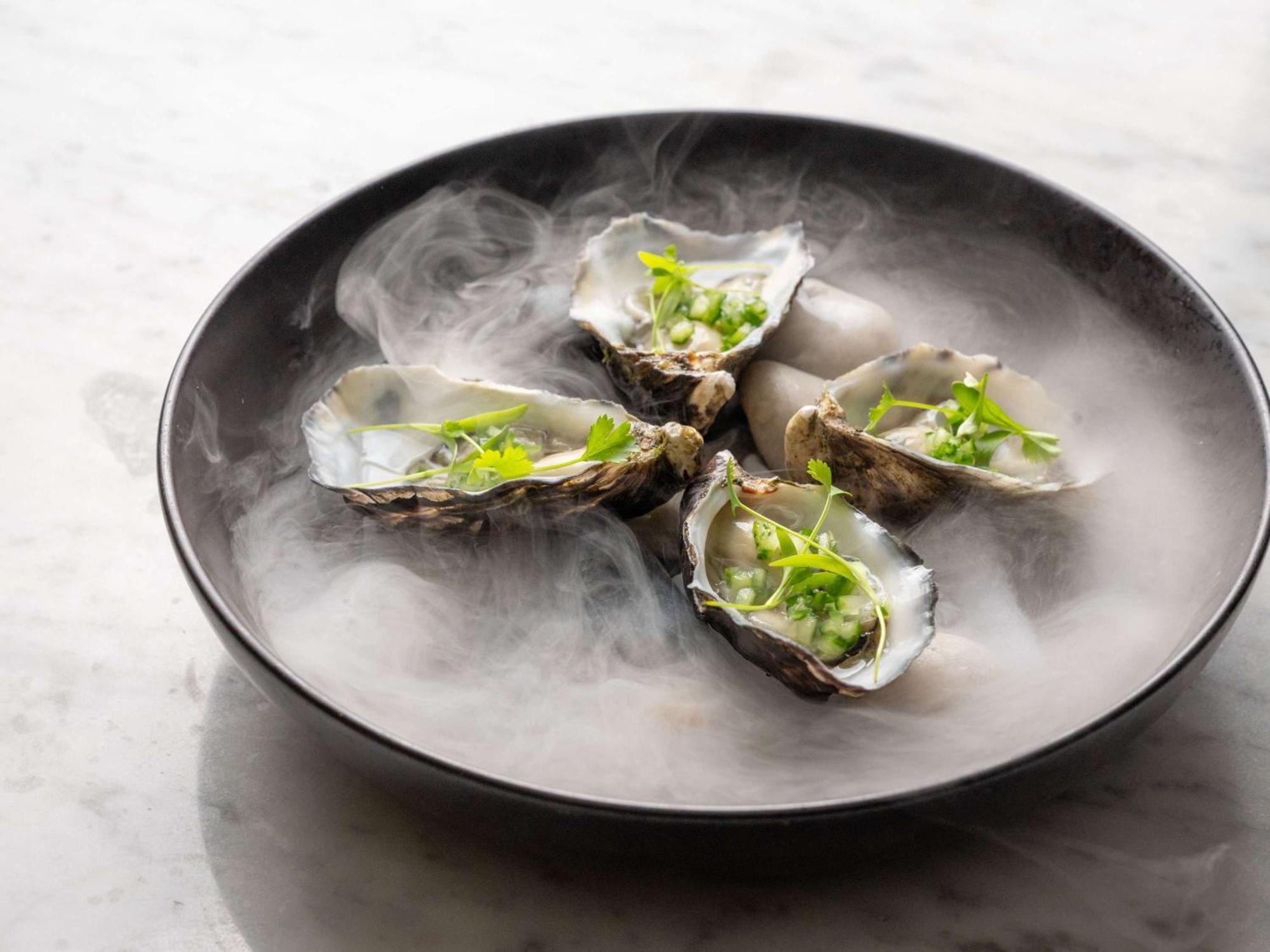 Pullman Sydney Hyde Park Sidney Exterior foto Oysters with tarragon