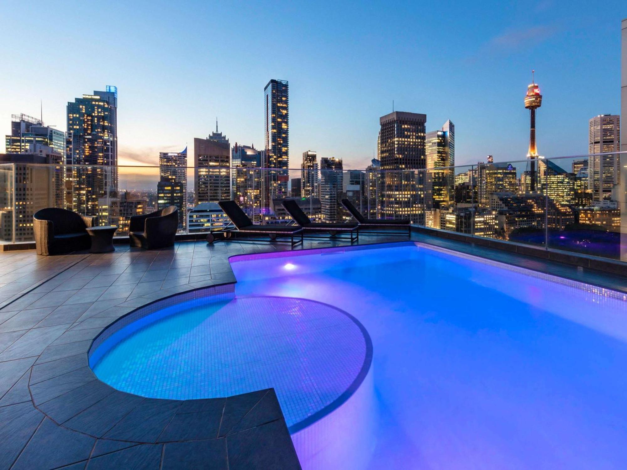 Pullman Sydney Hyde Park Sidney Exterior foto The rooftop pool at the hotel