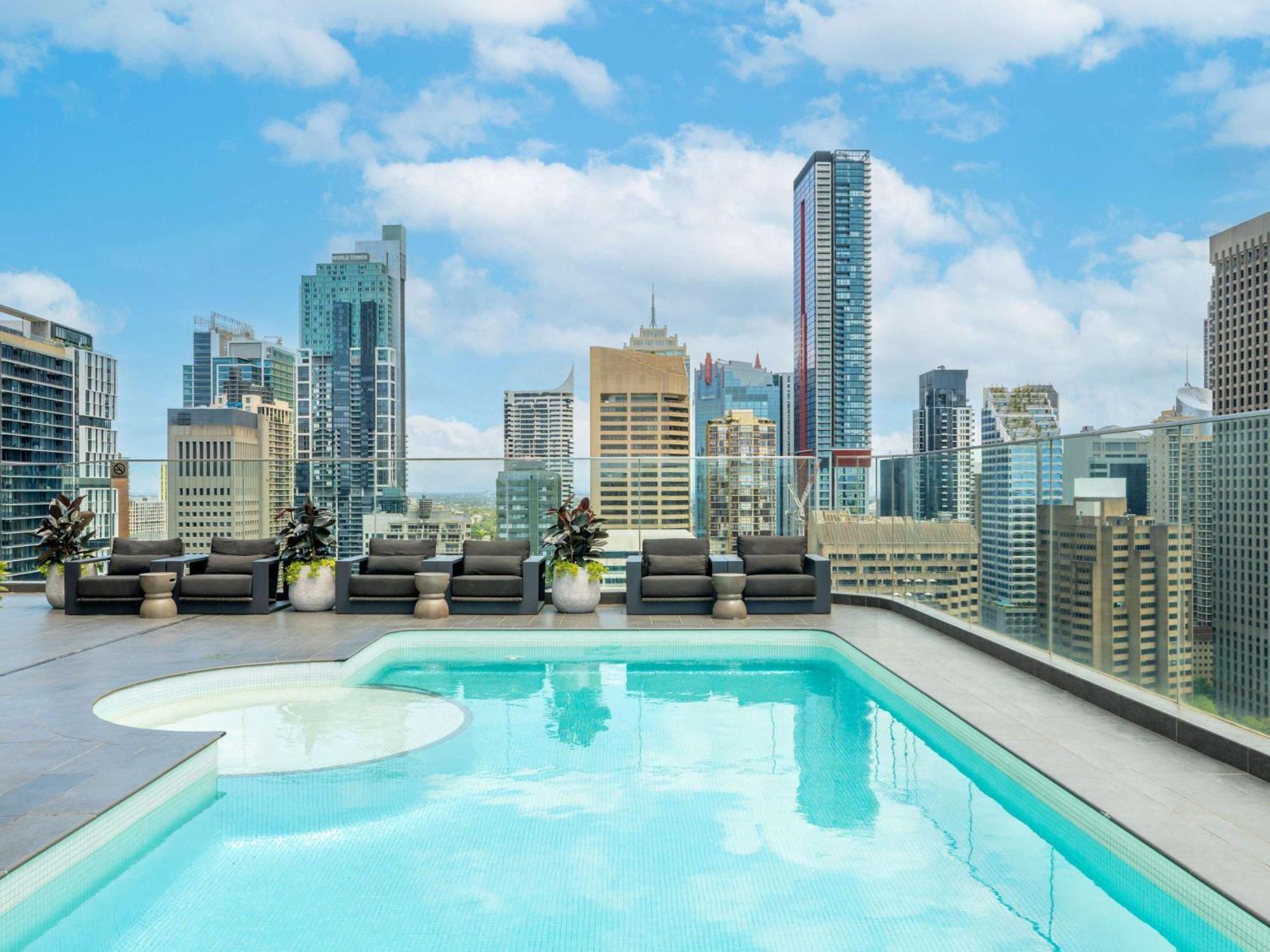 Pullman Sydney Hyde Park Sidney Exterior foto Rooftop pool at Emporio