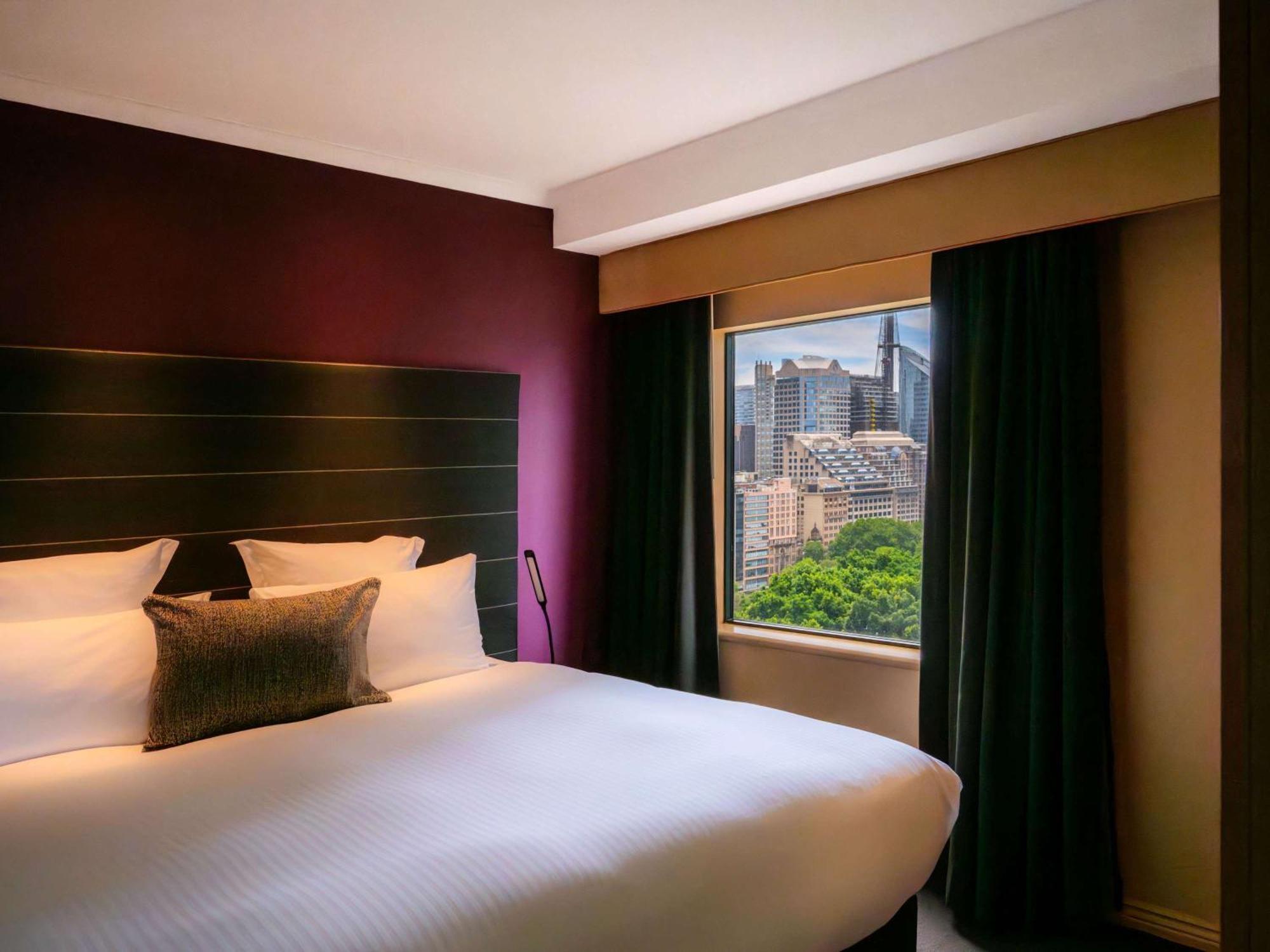 Pullman Sydney Hyde Park Sidney Exterior foto A bedroom at the hotel