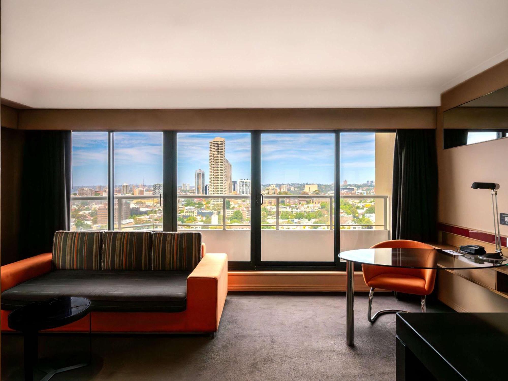 Pullman Sydney Hyde Park Sidney Exterior foto A room at the hotel